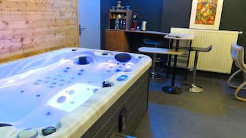 Indoor spa tub