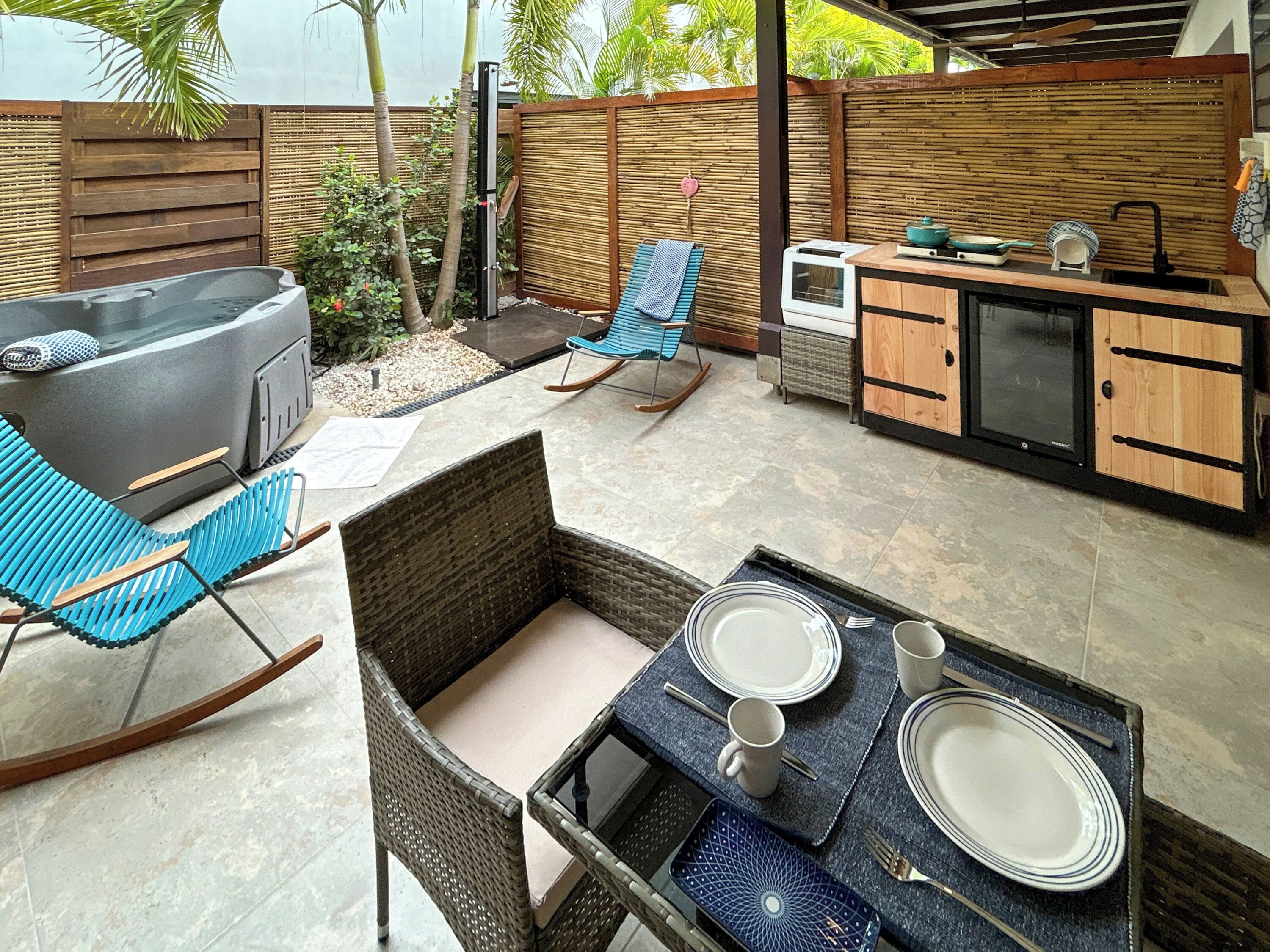 Premium Studio Suite, 1 King Bed | In-room dining