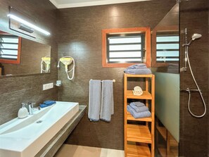 Superior Apartment, 2 Bedrooms | Bilik Mandi | Pancuran mandi, pengering rambut, tuala disediakan, sabun 