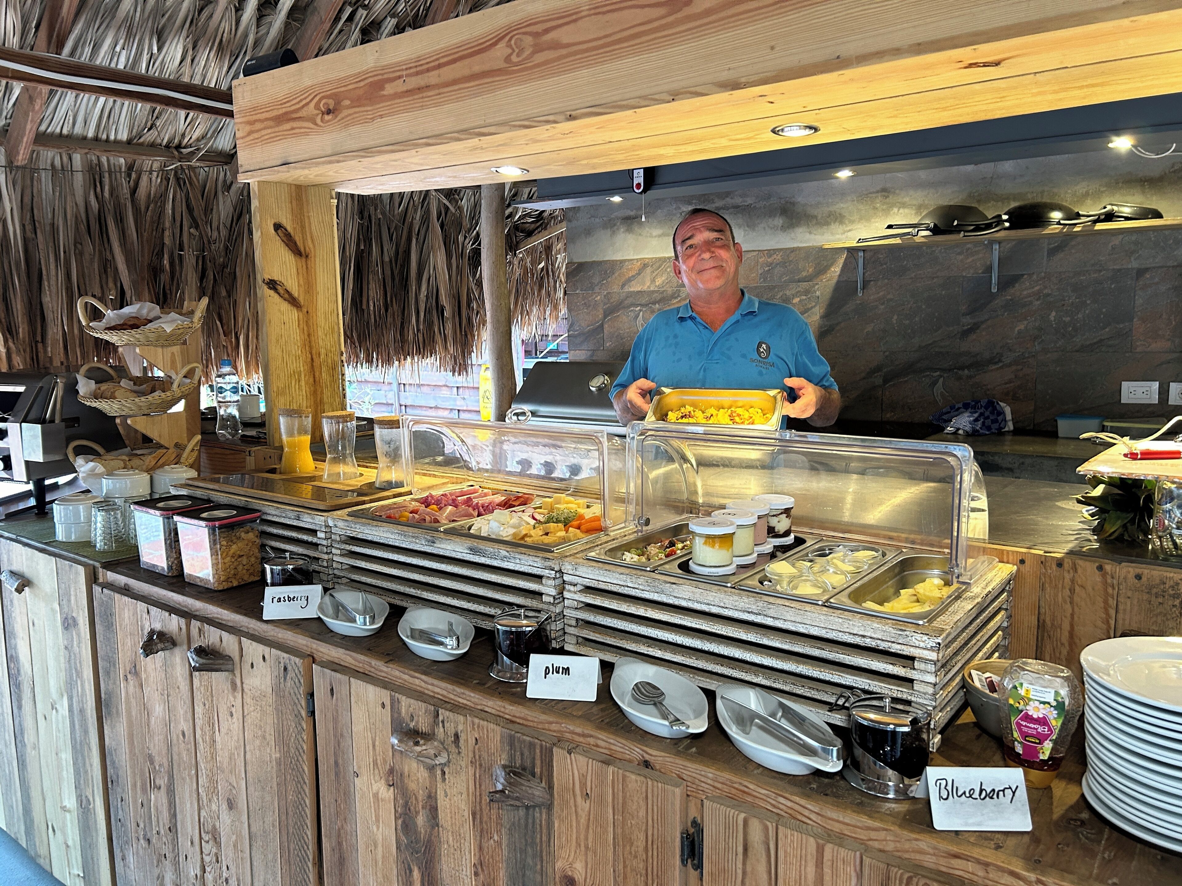 Sarapan ala kontinental setiap hari (USD 18.00 per orang)