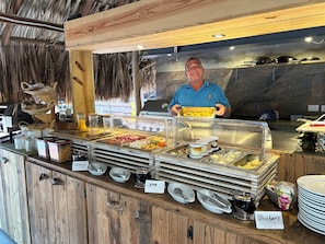 Kontinental frukost varje dag (USD 18.00 per person)