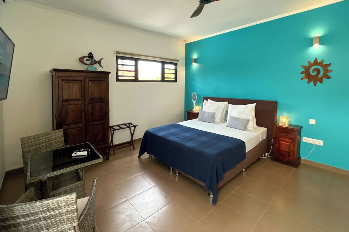 Signature Studio | Premium bedding, in-room safe, blackout drapes, WiFi (free)