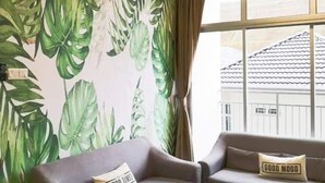 A room with two grey sofas, a round coffee table, and a ceiling fan. - VgoCameron Home (Tanah Rata)