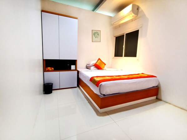 Shared Dormitory, Men only