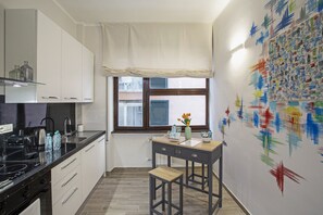 Een koelkast, een oven, een vaatwasser, een koffiezetapparaat/waterkoker