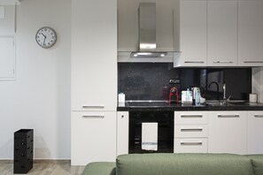 Fridge, oven, dishwasher, coffee/tea maker