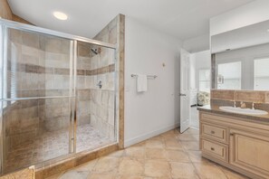 Bathroom - Brown Dog by the Sea: Soundside, Private Pool, Spa (Corolla)
