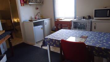 Basic Studio Suite (Isaacs Studio) | Private kitchenette | Mini-fridge, microwave, stovetop, electric kettle