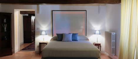 2 bedrooms, in-room safe, desk, iron/ironing board