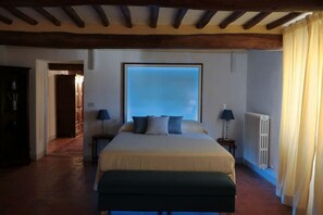 2 bedrooms, desk, iron/ironing board, WiFi