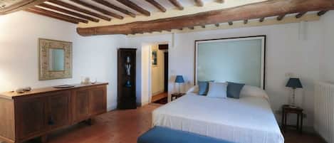 2 habitaciones, caja de seguridad en la habitación y escritorio