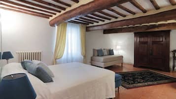 2 bedrooms, in-room safe, desk, iron/ironing board