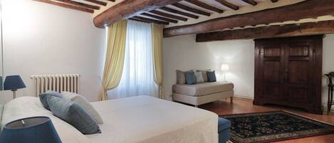 2 bedrooms, desk, iron/ironing board, WiFi