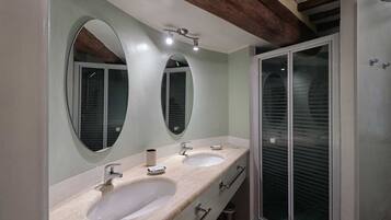 Shower, hair dryer, bidet, towels