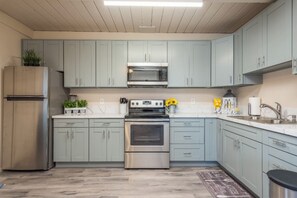 Fridge, microwave, oven, stovetop - Beach Rental 3 Blocks From The Water Up To 8 People (San Diego)