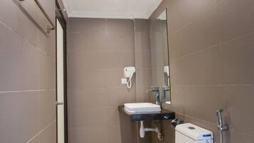 Une salle de bain moderne avec des toilettes, un lavabo et un miroir.