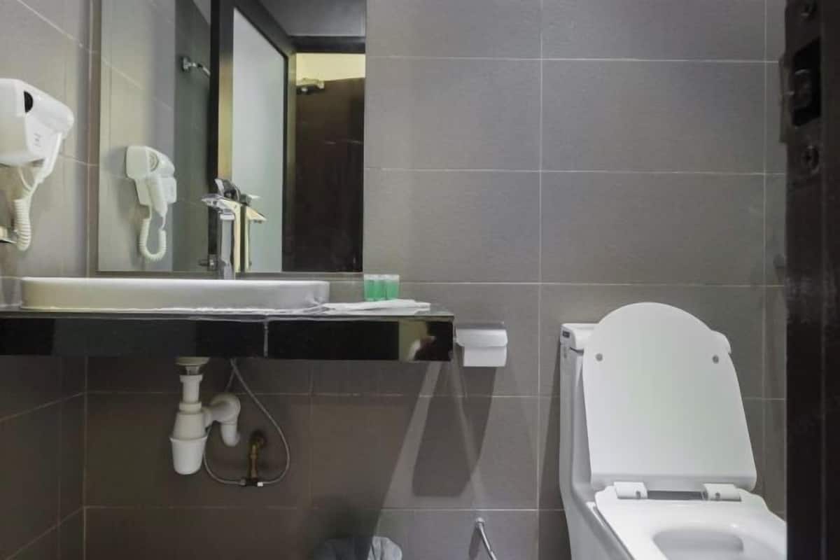 Shower, towels