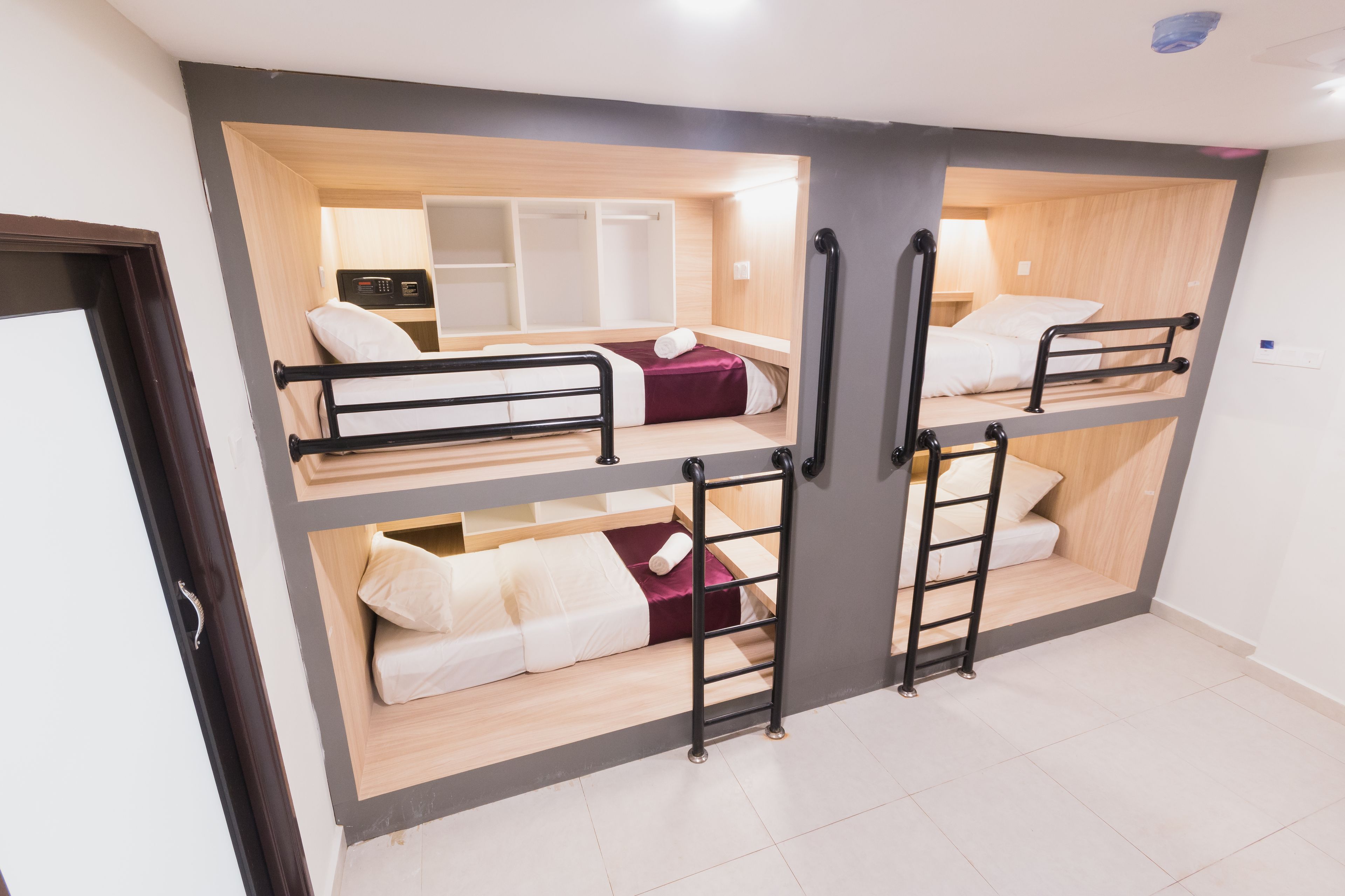 Quarto com beliche, escrivaninha e espaço para guardar pertences.