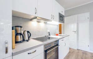 Kühlschrank, Mikrowelle, Herdplatte, Geschirrspüler