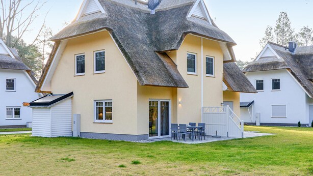 Uma casa moderna com design arquitetônico único e um telhado grande e angular.