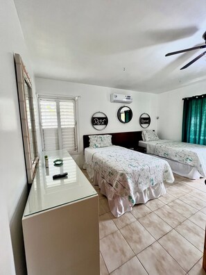 2 bedrooms, in-room safe, iron/ironing board, free WiFi - Mango House - 2 bedroom.   Walking distance to beach! (Holetown)