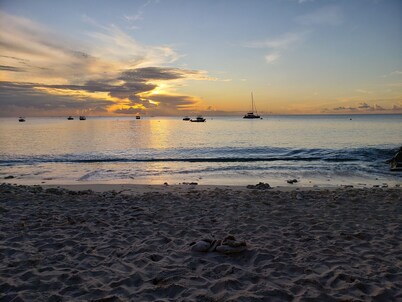 Mango House - 2 bedroom.   Walking distance to beach!