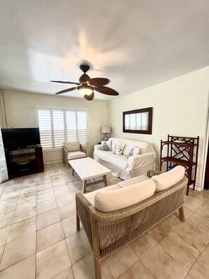 Smart TV - Mango House - 2 bedroom.   Walking distance to beach! (Holetown)