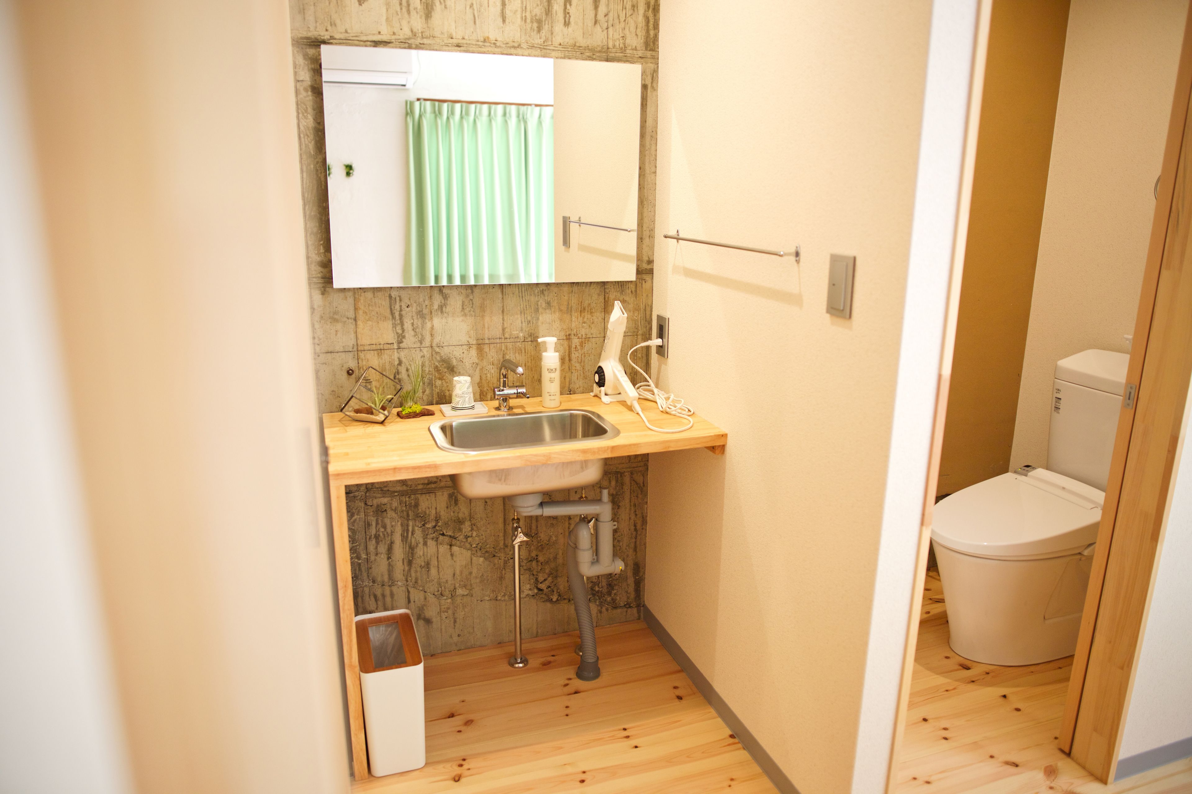 Family Room, Non Smoking | Bathroom | Shower, rainfall showerhead, hair dryer, slippers