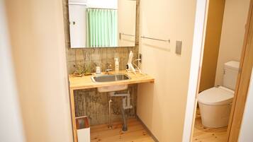 Family Room, Non Smoking | Bathroom | Shower, rainfall showerhead, hair dryer, slippers