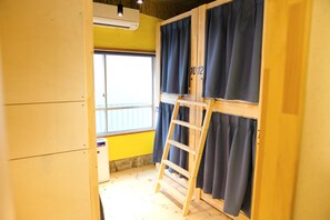 Edredons de pluma, cortinas blackout, ferros/tábuas de passar roupa