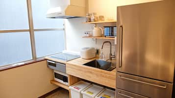 Full-size fridge, microwave, stovetop, coffee/tea maker