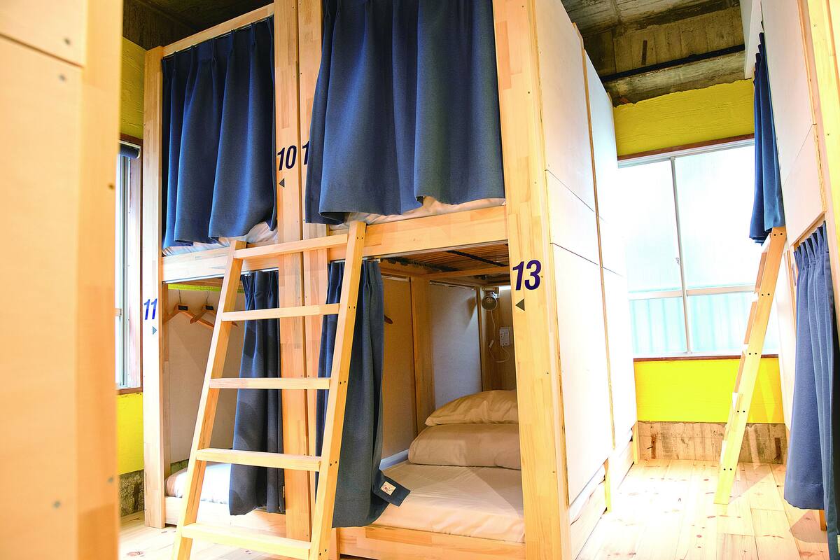 Cubrecamas, cortinas blackout y tabla de planchar con plancha 