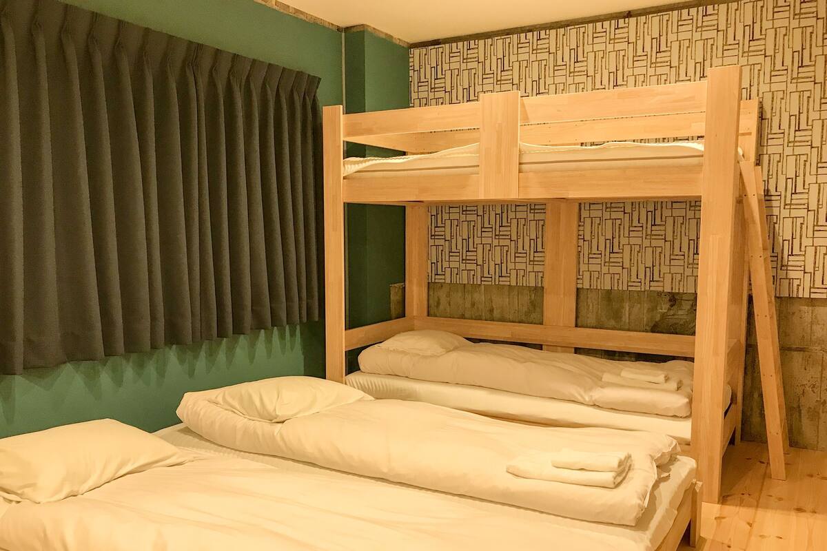 Cubrecamas, cortinas blackout y tabla de planchar con plancha 