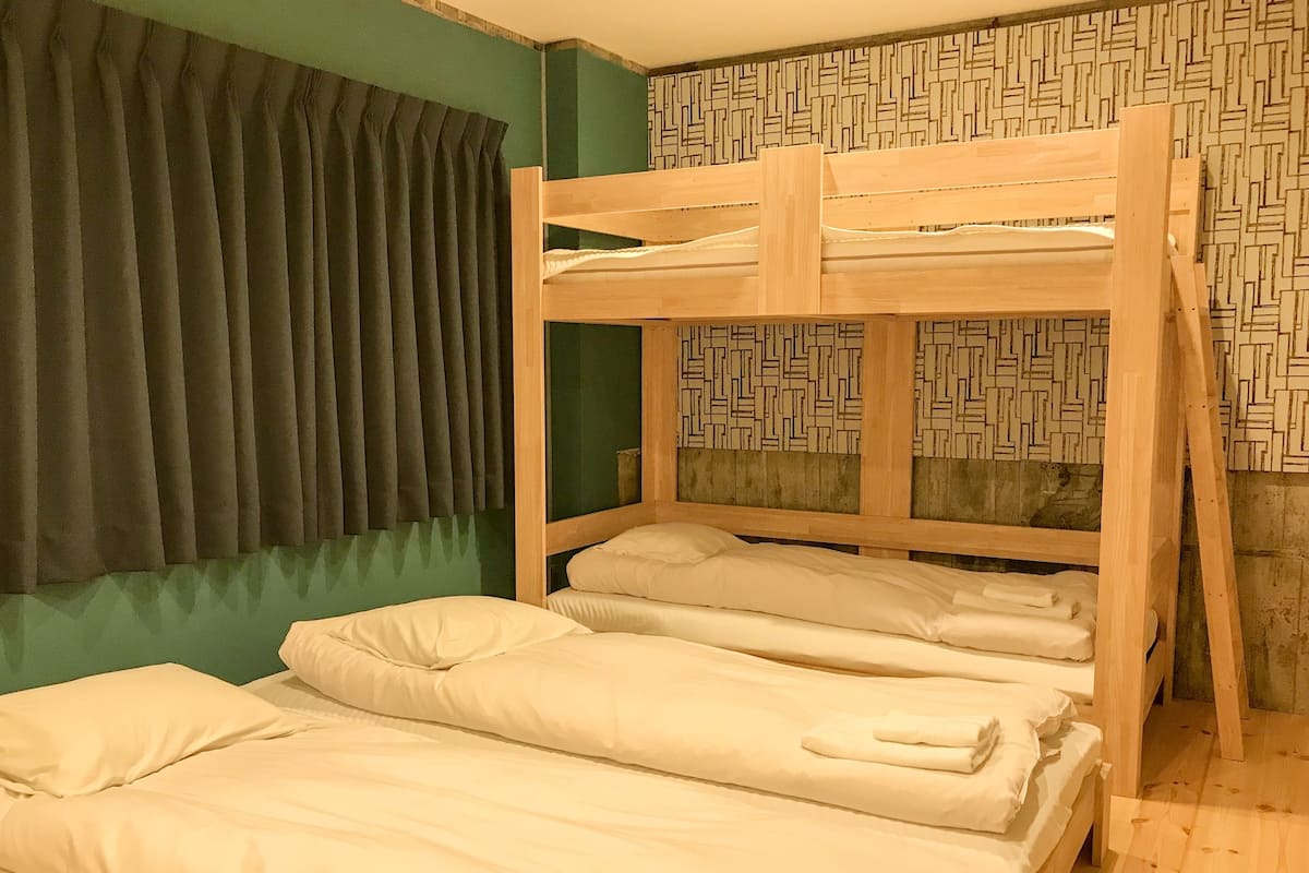 Cubrecamas, cortinas blackout y tabla de planchar con plancha