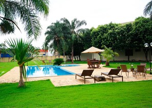 Outdoor pool, sun loungers - Terras Hotel (Lucas do Rio Verde)