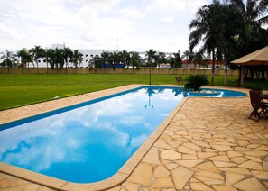 Piscina externa, espreguiçadeiras