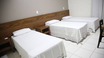 Quarto triplo luxo | Frigobar, escrivaninha, cortinas blackout, ferros/tábuas de passar roupa