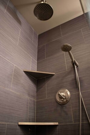Ducha y bañera combinadas, secador de pelo, toallas y jabón