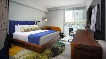 Ropa de cama de alta calidad y caja de seguridad en la habitación