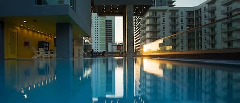 Una piscina al aire libre