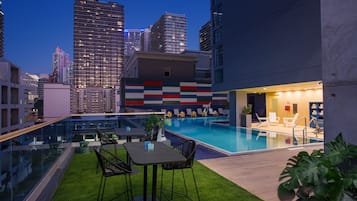 Una piscina al aire libre