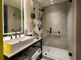 Shower, rainfall showerhead, free toiletries, hair dryer