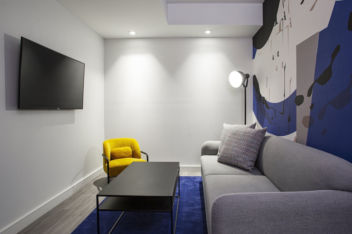 Premium bedding, in-room safe, desk, laptop workspace