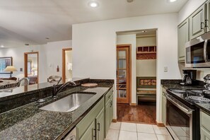 Apartment, 2 Schlafzimmer | Eigene Küche | Kühlschrank, Mikrowelle, Ofen, Geschirrspüler