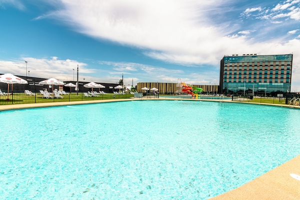 Una piscina techada, una piscina al aire libre