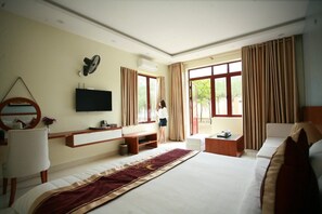 VIP Room | Minibar, in-room safe, desk, iron/ironing board