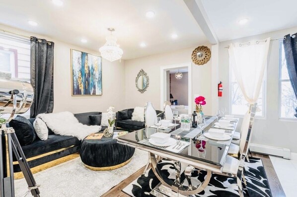 Dining - LUXURY house |13MIN TO NYC MANHATTAN|5 BEDROOMS! Sleeps 16+ (Jersey City)