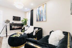 TV, fireplace, Netflix, streaming services - LUXURY house |13MIN TO NYC MANHATTAN|5 BEDROOMS! Sleeps 16+ (Jersey City)