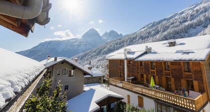 Apt Clusettes 1-min walk to ski + parking & WiFi, Le Tour (Argentière), France