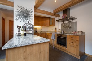 Fridge, microwave, oven, stovetop - Appartement Clusettes, Le Tour (Argentière), France (Le Tour (Argentière))